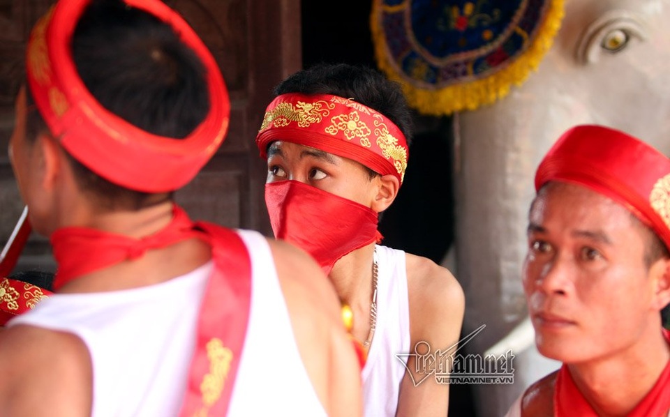 Trai Hà Nội mặc váy rước nước trên sông Hồng - 11 Đội khiêng kiệu dùng vải đỏ che miệng