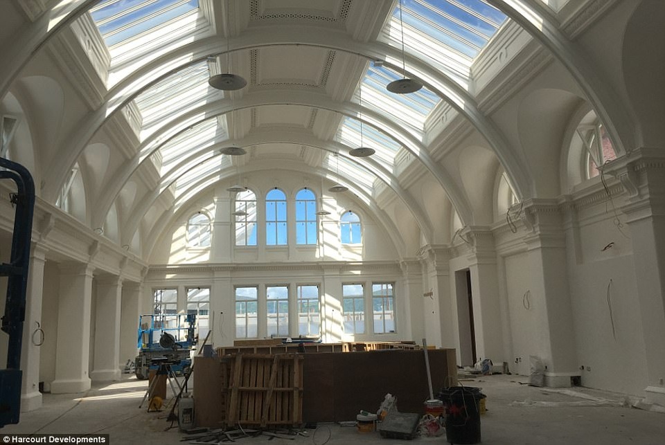 Hiện tại, công đoạn xây sửa vẫn đang được gấp rút tiến hành để kịp cho khách sạn đi vào hoạt động giữa tháng 9 tới đây. Tòa nhà này đã bị bỏ không và xuống cấp trong 30 năm qua, mãi tới gần đây mới được khôi phục trở lại.