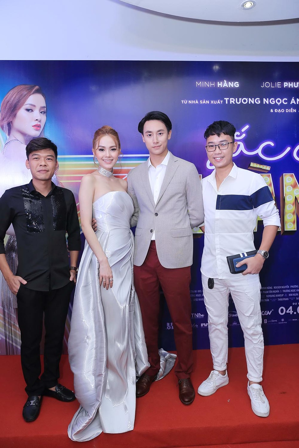 Trong khi đó, hình ảnh nam tính, lịch lãm của đạo diễn James Ngô và nam chính Rocker Nguyễn cũng nhận được nhiều sự quan tâm, yêu thích của công chúng.