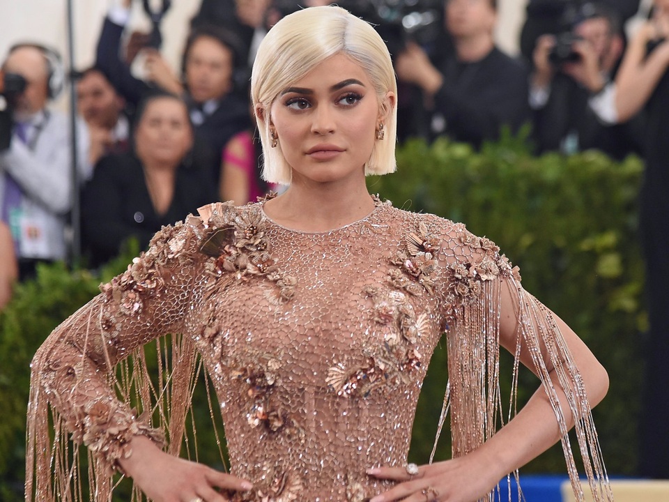 Ngôi sao truyền hình thực tế Kylie Jenner hiện là gương mặt gây sốt trong giới trẻ Mỹ, cô sở hữu những dòng sản phẩm thời trang, mỹ phẩm, ứng dụng điện thoại của riêng mình và kiếm được bộn tiền từ đó. Điều đáng kể là Kylie mới chỉ 20 tuổi.