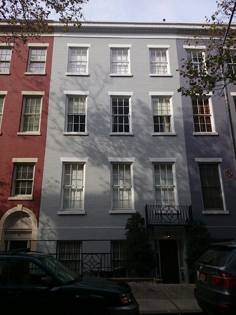 Bà Wintour sống trong một căn nhà 4 tầng ở thành phố New York. Căn nhà này đã được xây dựng từ năm 1899 và có diện tích khá rộng. Ngoài ra, bà còn sở hữu những biệt thự ở miền quê.