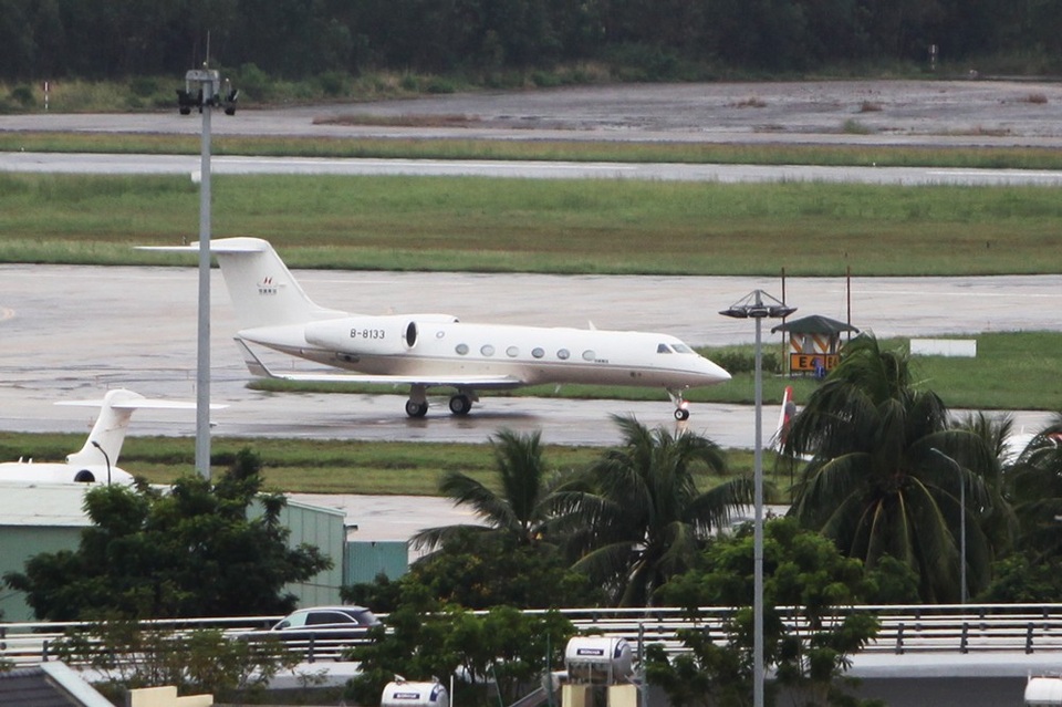 "Chuyên cơ tỷ phú" khắp thế giới tụ về Đà Nẵng dự APEC - 5
15h27, chiếc Gulfstream G450 thứ ba xuất hiện. Máy bay mang số hiệu B-8133.
APEC CEO Summit là diễn đàn đối thoại lớn nhất về kinh doanh trong APEC, bàn về tương lai nền kinh tế khu vực.