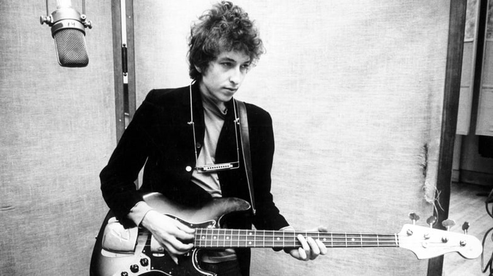 Bob Dylan vừa kịp nhận giải thưởng Nobel Văn học hơn 20 tỷ đồng - 5 Nhạc sĩ - ca sĩ kỳ cựu Bob Dylan đã xin lỗi vì không thể xuất hiện tại buổi lễ trao giải Nobel diễn ra ở Stockholm vào tháng 12 năm ngoái. Ông lấy lý do rằng đã có lịch từ trước, không thể thay đổi.