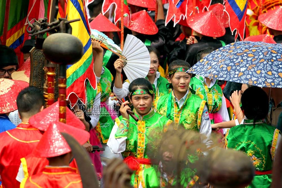 Trai Hà Nội mặc váy rước nước trên sông Hồng - 12 Trang phục được BTC lễ hội chuẩn bị kĩ lưỡng phù hợp với nghi thức lễ hội