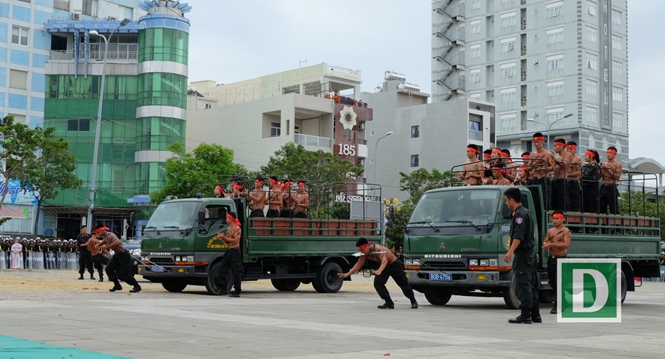 Cảnh sát đặc nhiệm diễn tập khí công, võ thuật chuẩn bị APEC - 10 Dùng răng, vai kéo xe tải nặng 5 tấn