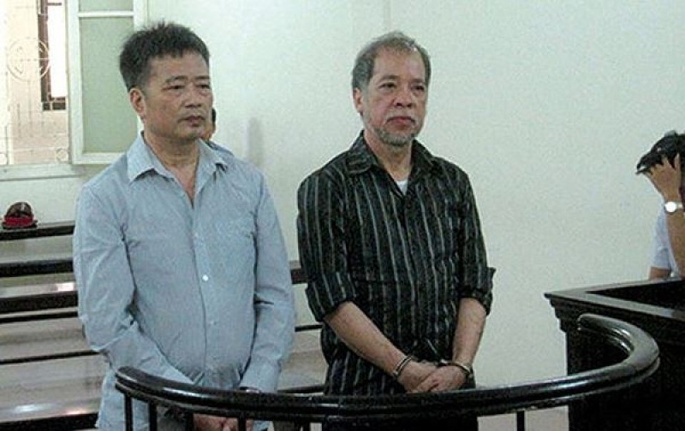 Bị cáo Nguyễn Huy Khang (trái) và Nguyễn Đình Bang.
