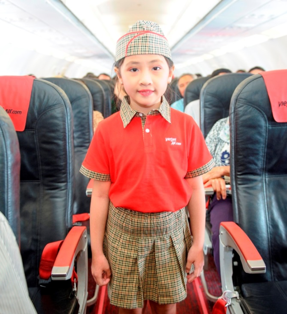 Trên nền nhạc bài hát “bảy sắc cầu vồng” đầy ý nghĩa, màn trình diễn dễ thương độc đáo của các phi công, tiếp viên nhí khiến không khí ngày 1/6 thêm tưng bừng.