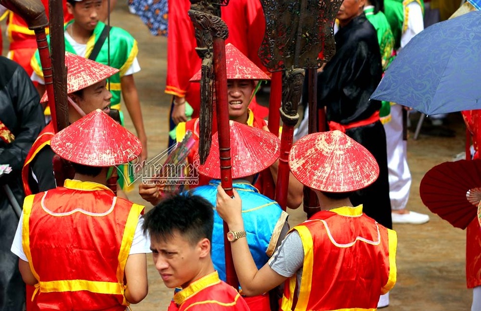 Trai Hà Nội mặc váy rước nước trên sông Hồng - 13 Đoàn rước kiệu thấm mệt giữa thời tiết nắng nóng