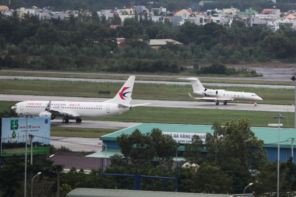 "Chuyên cơ tỷ phú" khắp thế giới tụ về Đà Nẵng dự APEC - 6
Những chiếc private jet hạ cánh xen kẽ giữa những chuyến bay thương mại với mật độ dày đặc khiến đường băng Đà Nẵng bận rộn hơn thường ngày.
