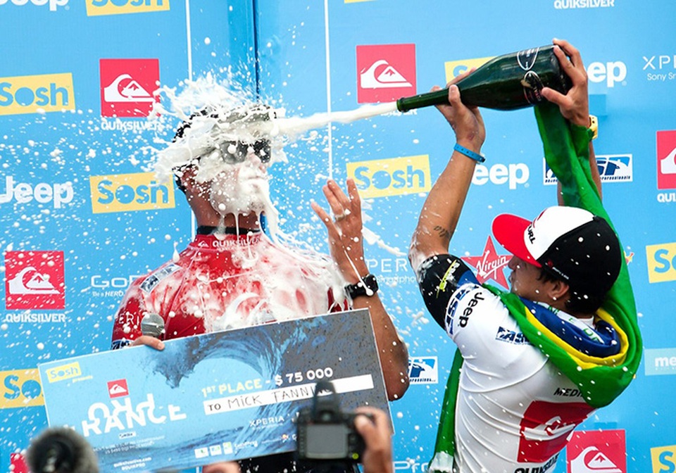 Cười sảng khoái với những khoảnh khắc trùng hợp khó tin - 17 Uống mừng chiến thắng.