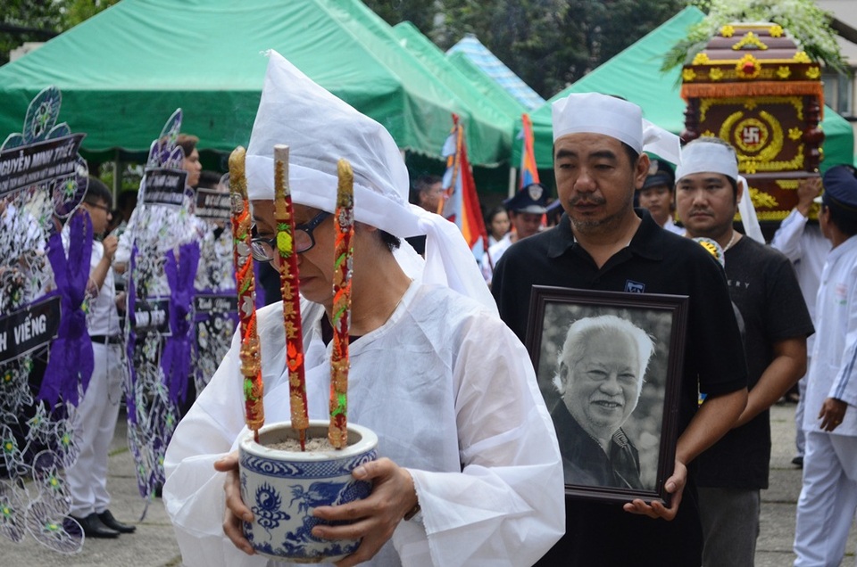 Con gái Ca Lê Thủy là người cầm bát hương cho ba mình