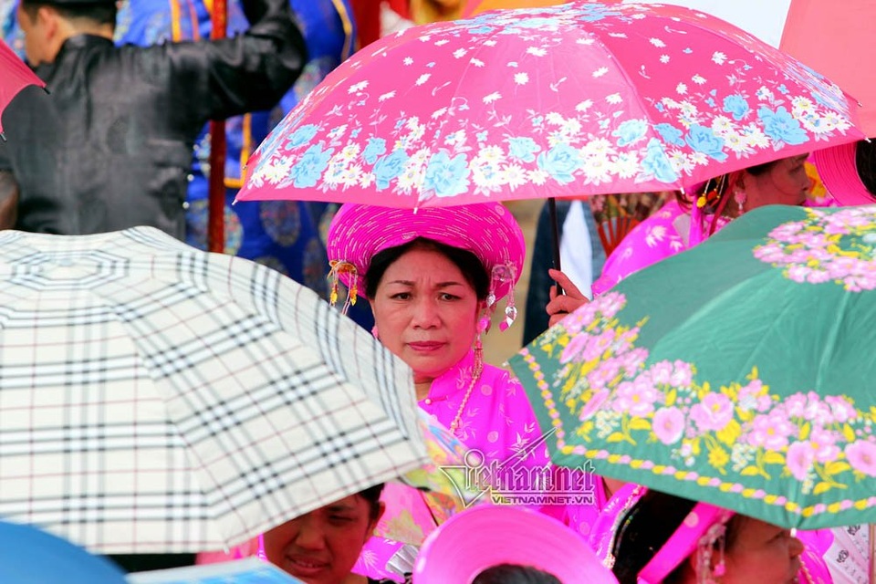 Trai Hà Nội mặc váy rước nước trên sông Hồng - 14 Phụ nữ, cao niên trong làng trong trang phục truyền thống đi chơi hội