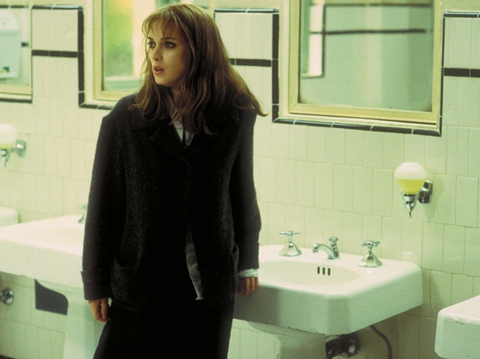 “Lost Souls” (Linh hồn đi lạc - 2000): Một giáo viên sùng đạo tình cờ quen một nhà báo mà cô cho rằng không hề có đức tin.