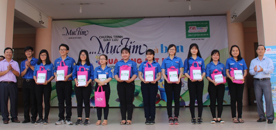 Trao 10 suất học bổng “Vì tương lai Việt Nam” cho học sinh có hoàn cảnh khó khăn - 1 Trao 10 suất học bổng “Vì tương lai Việt Nam” cho học sinh có hoàn cảnh khó khăn - 1