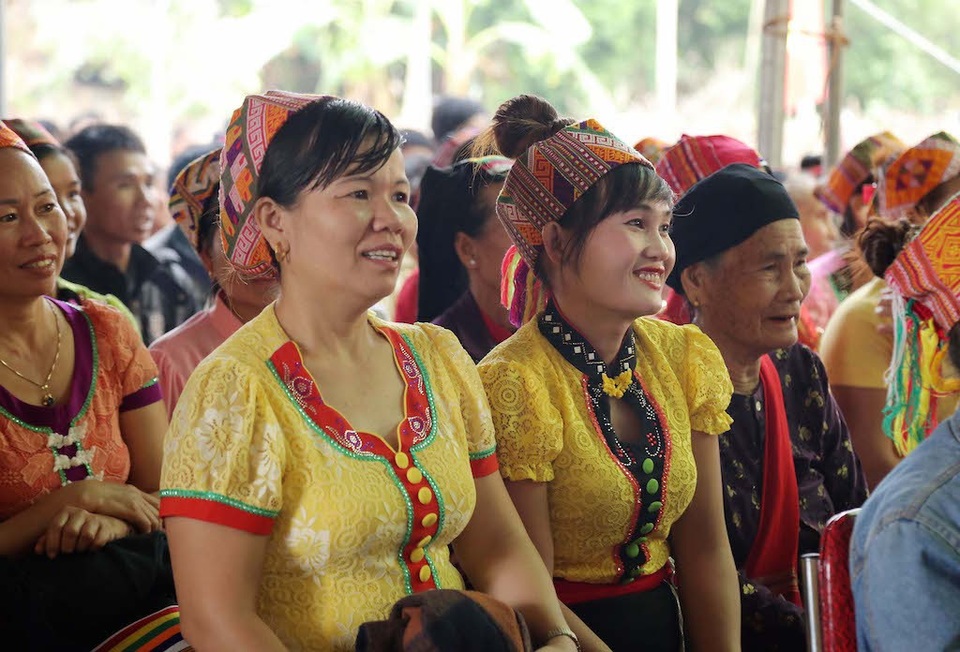 Trưởng Ban Nội chính Trung ương tặng quà, múa lăm vông cùng dân bản - 7 Trưởng Ban Nội chính Trung ương tặng quà, múa lăm vông cùng dân bản - 7