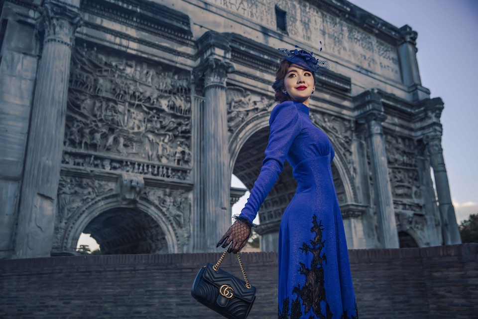 Ngọc Loan hoá quý cô “sang chảnh”, dắt cún đi dạo ở thành Rome - 4 Trong bộ ảnh mới, Ngọc Loan chia sẻ, đây là lần đầu tiên cô đến với Rome và vô cùng ngỡ ngàng trước vẻ cổ kính, lãng mạn của Rome. Chính cảm hứng này lập tức khiến Ngọc Loan muốn được hóa thân vào hình ảnh một quý cô để được hòa mình trọn vẹn vào kiến trúc cổ điển của xứ sở này.