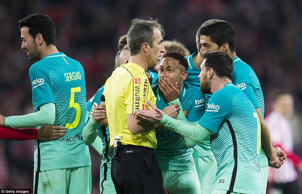 
Các cầu thủ Barcelona liên tục phản ứng trọng tài
