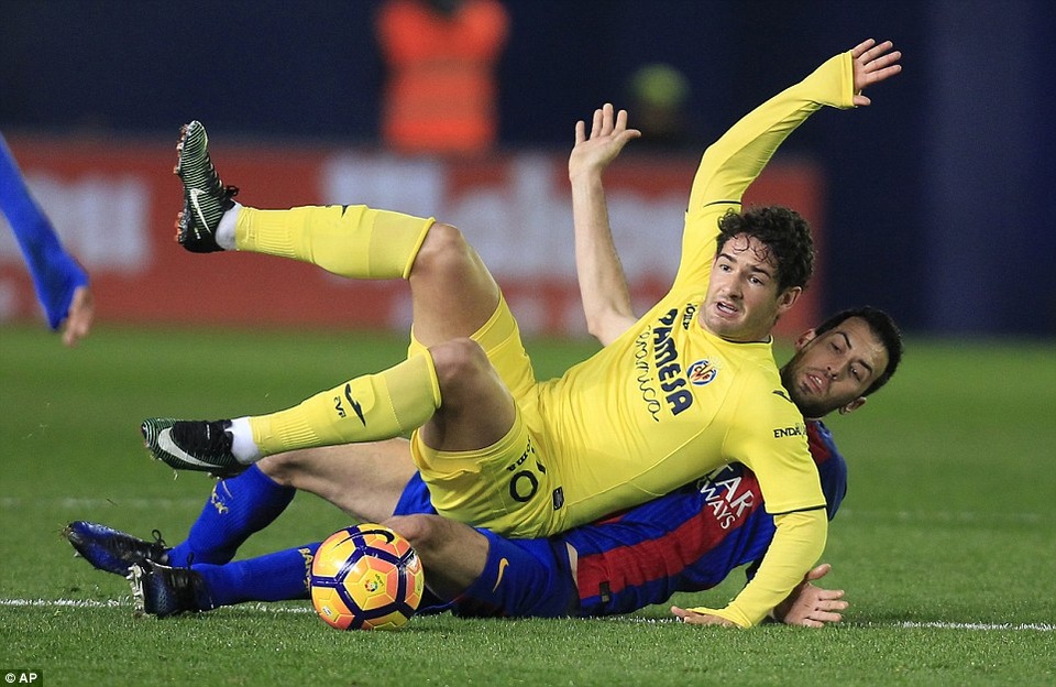 Messi giúp Barcelona may mắn giành điểm tại El Madrigal - 2
Trận đấu diễn ra đầy căng thẳng