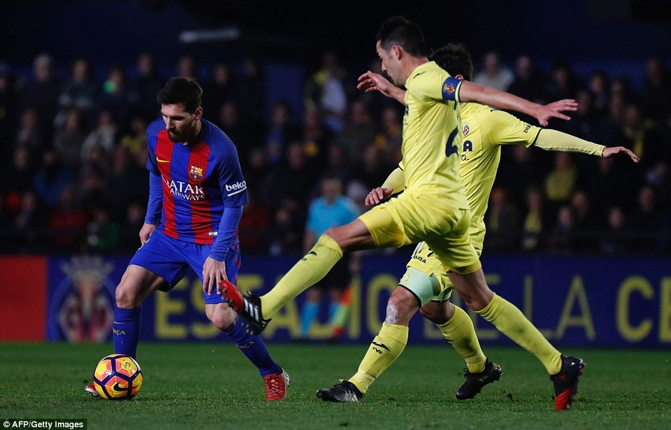 Messi giúp Barcelona may mắn giành điểm tại El Madrigal - 4
Messi cứu Barcelona thoát thua Villarreal tại El Madrigal