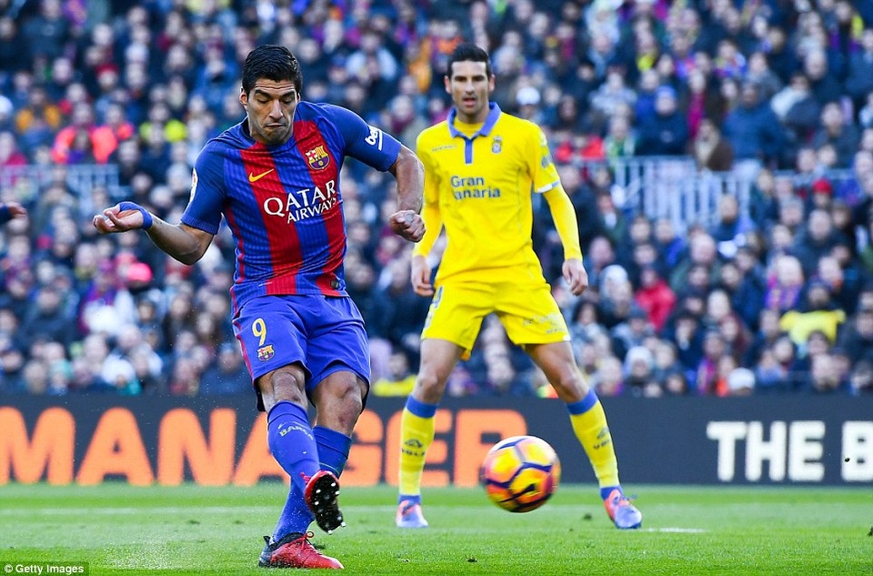 Barcelona và tư thế “tọa sơn quan hổ đấu” - 2
Luis Suarez tỏa sáng với cú đúp vào lưới Las Palmas ở lượt đi