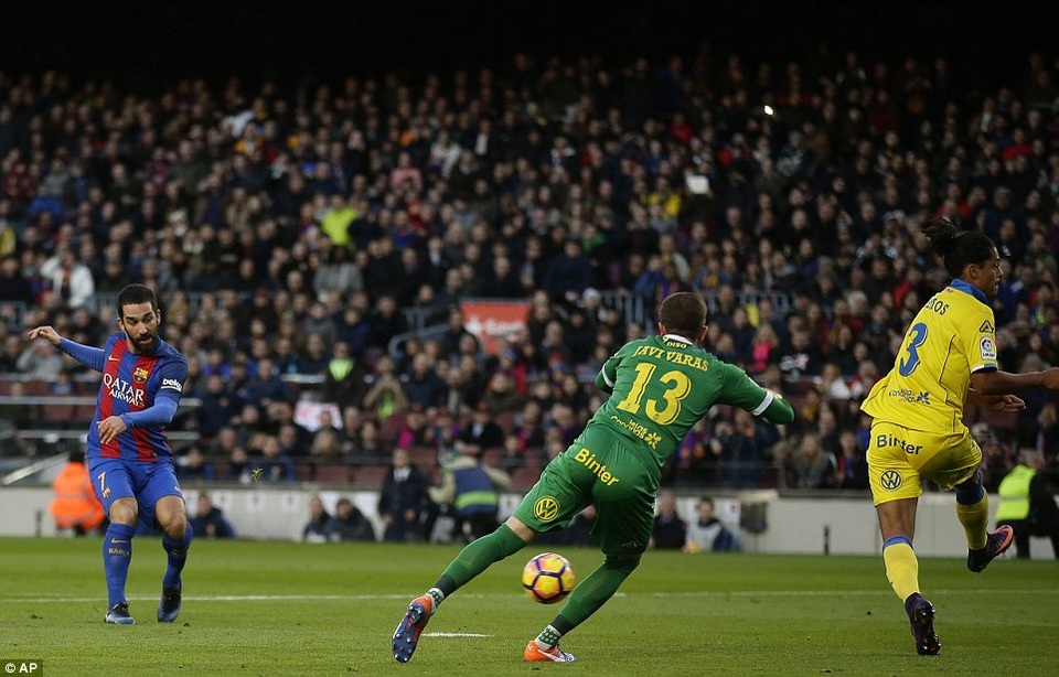 Barcelona 5-0 Las Palmas: Cú đúp của Suarez - 3
Arda Turan cũng để lại dấu ấn với một bàn thắng