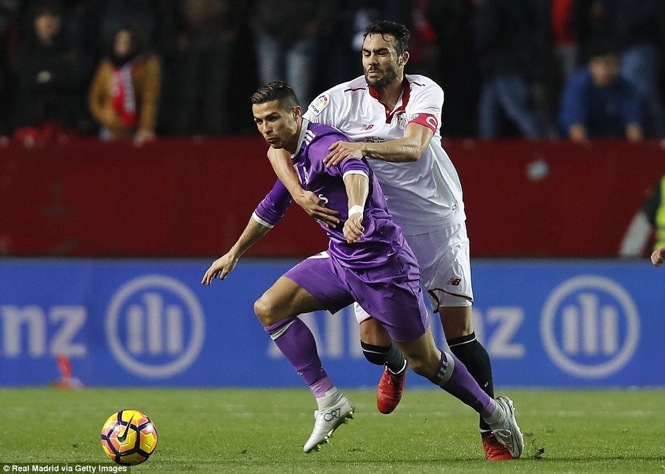 Real Madrid gục ngã trước Sevilla tại Sanchez Pizjuan - 2
C.Ronaldo giúp Real Madrid vượt lên dẫn trước