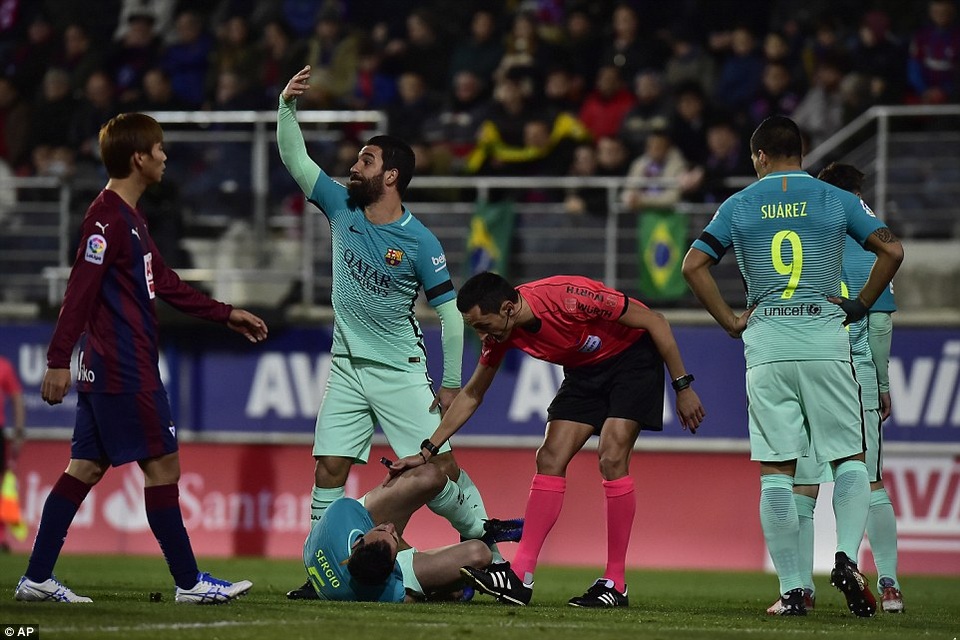 Eibar 0-4 Barcelona: Messi, Neymar, Suarez cùng lập công - 2
Busquets dính chấn thương nặng phải rời sân ở phút thứ 10