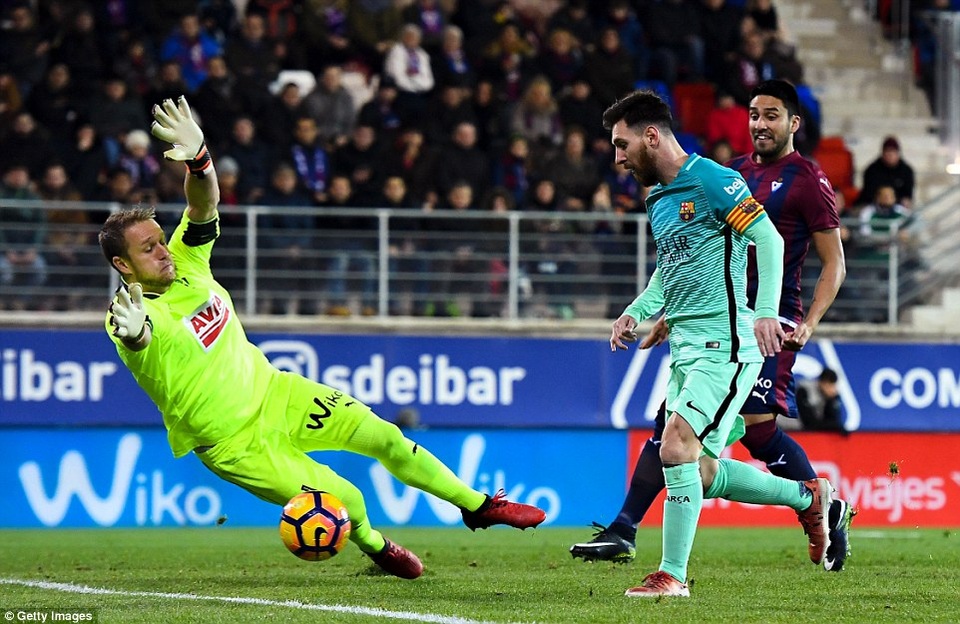 Eibar 0-4 Barcelona: Messi, Neymar, Suarez cùng lập công - 3
Messi tiếp tục tỏa sáng với bàn thắng ở đầu hiệp 2