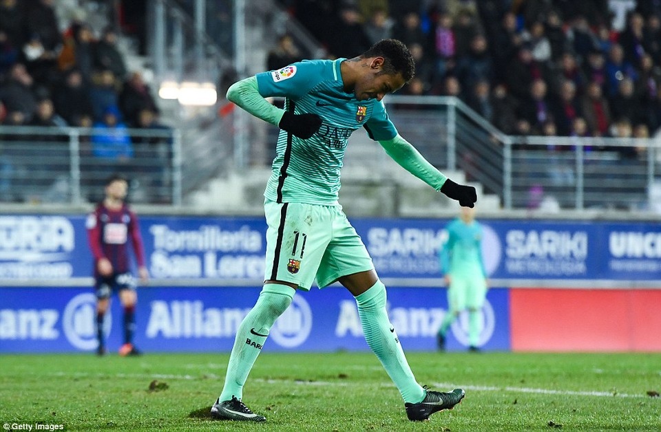 Eibar 0-4 Barcelona: Messi, Neymar, Suarez cùng lập công - 4
Neymar ấn định thắng lợi 4-0 chung cuộc cho Barcelona