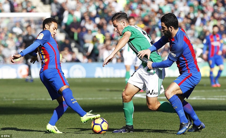 Luis Suarez lập công, Barcelona hòa may mắn Betis - 8
Cầu thủ hai đội nhập cuộc với sự quyết tâm cao độ