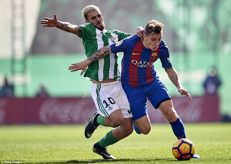 Luis Suarez lập công, Barcelona hòa may mắn Betis - 7
Denis Suarez trong một pha tranh chấp với cầu thủ Betis