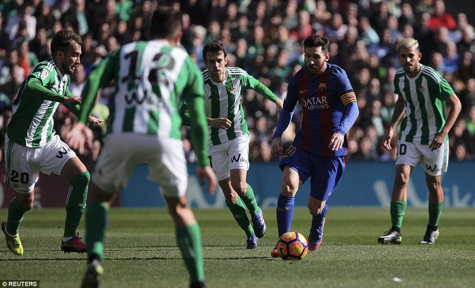 Luis Suarez lập công, Barcelona hòa may mắn Betis - 6
Các cầu thủ Betis bao vây Lionel Messi trong một pha đi bóng