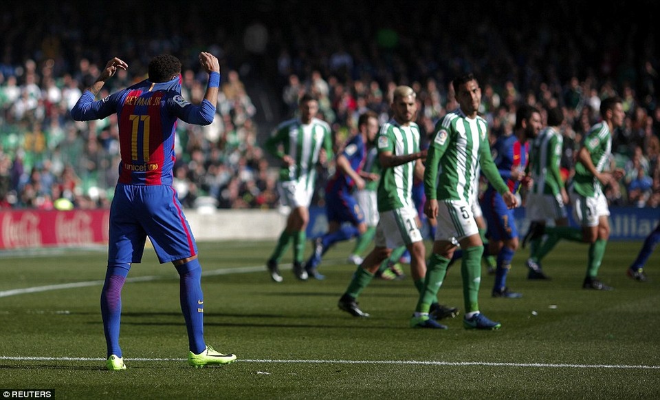 Luis Suarez lập công, Barcelona hòa may mắn Betis - 4
Các cầu thủ Betis vô hiệu hóa thành công Neymar