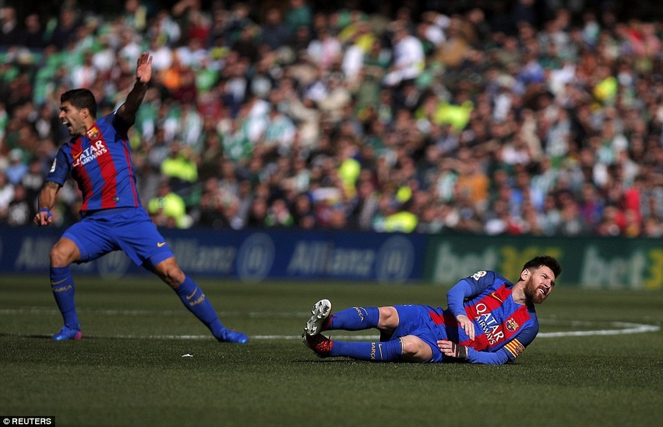 Luis Suarez lập công, Barcelona hòa may mắn Betis - 3
Messi và Suarez chơi khá nhạt nhòa trong phần lớn thời gian thi đấu