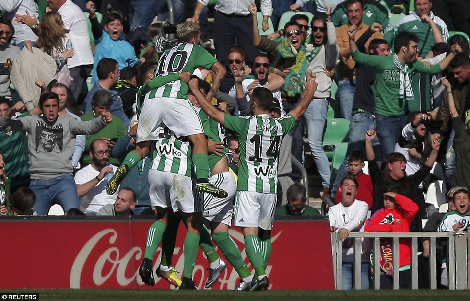 Luis Suarez lập công, Barcelona hòa may mắn Betis - 2
Alegria ăn mừng bàn thắng mở tỷ số cho Betis