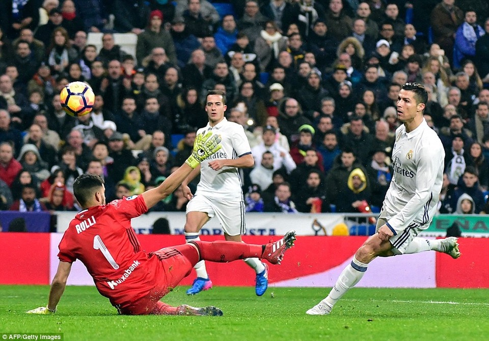 C.Ronaldo lập công, Real Madrid thắng đậm Sociedad - 3
C.Ronaldo nhân đôi cách biệt bằng cú lốp bóng chuẩn xác