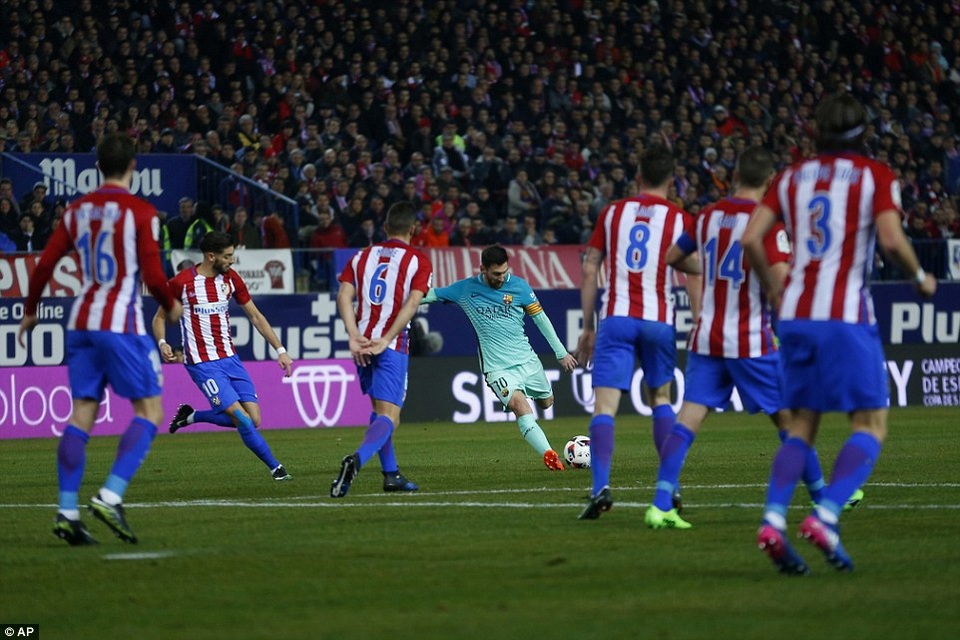 Messi và Suarez giúp Barcelona hạ gục Atletico - 2
Messi nhân đôi cách biệt sau cú sút xa đẹp mắt