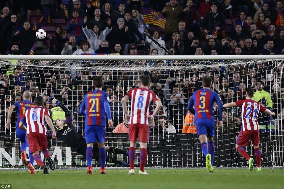 “Vượt ải” Atletico, Barcelona giành vé vào chung kết Cúp Nhà vua - 2
Quả đá phạt đền hỏng ăn đáng tiếc của Gameiro