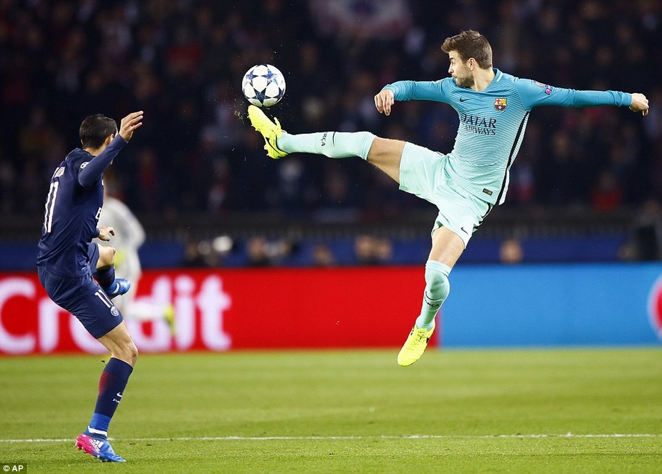 Những khoảnh khắc đáng nhớ trong ngày Barca thảm bại trước PSG - 12
Pique trong nỗ lực truy cản Di Maria