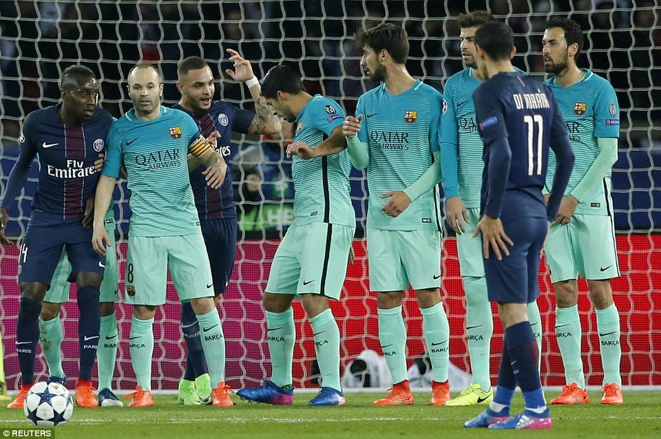 Những khoảnh khắc đáng nhớ trong ngày Barca thảm bại trước PSG - 14
Hàng thủ Barcelona điêu đứng trước các đợt tấn công của PSG