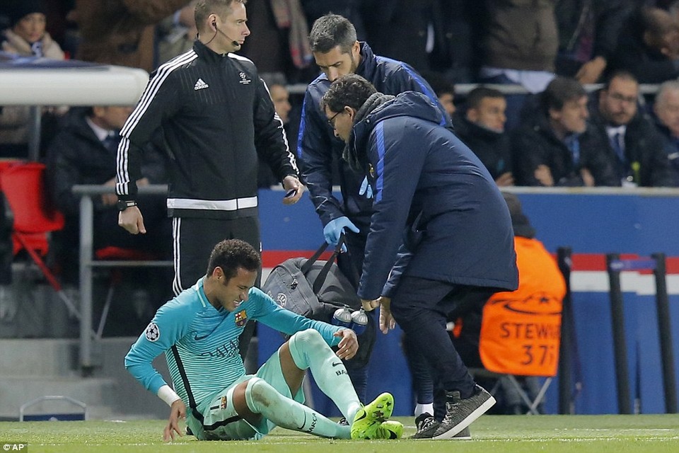 Những khoảnh khắc đáng nhớ trong ngày Barca thảm bại trước PSG - 17
Chấn thương của Neymar càng khiến Barcelona âu lo