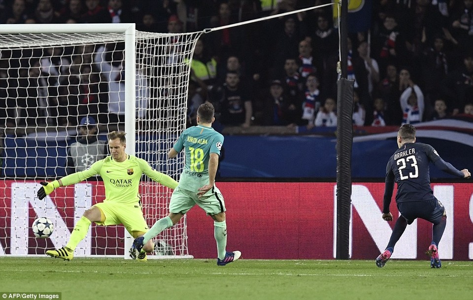 Những khoảnh khắc đáng nhớ trong ngày Barca thảm bại trước PSG - 19
Draxler nhân đôi cách biệt lên 2-0 cho Barca ở cuối hiệp 1, trong sự bất lực của Stegen