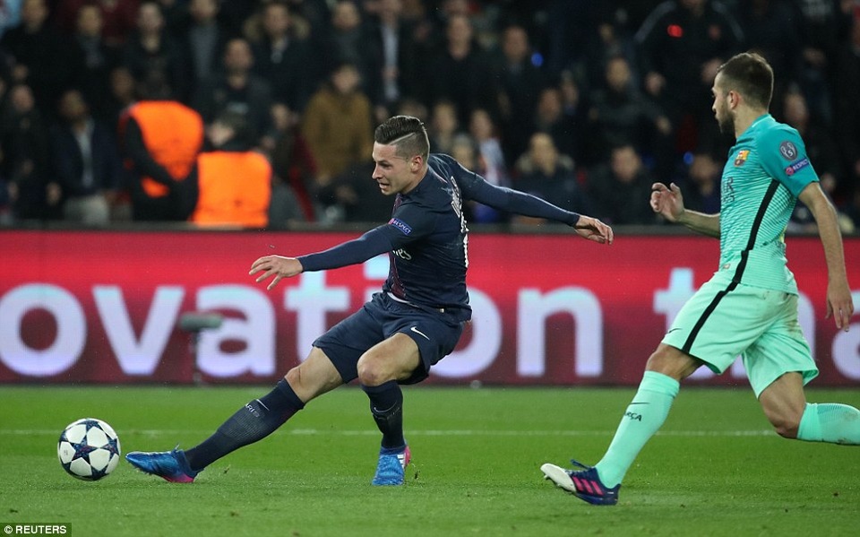 Những khoảnh khắc đáng nhớ trong ngày Barca thảm bại trước PSG - 20
Hàng thủ Barcelona sụp đổ sau các đợt lên bóng của PSG