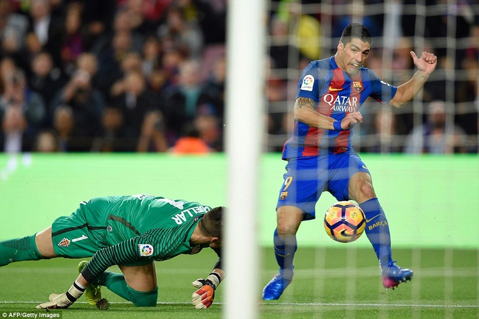 Barcelona 6-1 Gijon: Messi, Neymar, Suarez cùng lập công - 3
Luis Suarez cũng để lại dấu ấn với cú sút quyết đoán