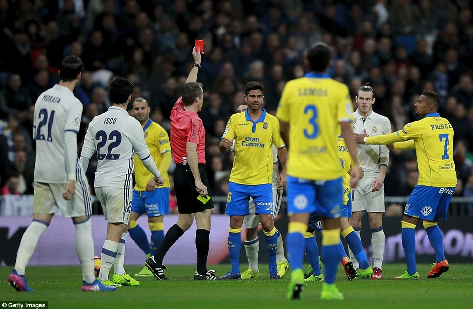 Real Madrid 3-3 Las Palmas: Bale bị đuổi, C.Ronaldo lập cú đúp - 3
Thẻ đỏ của Bale đã khiến Real Madrid gặp nhiều khó khăn ở đầu hiệp 2