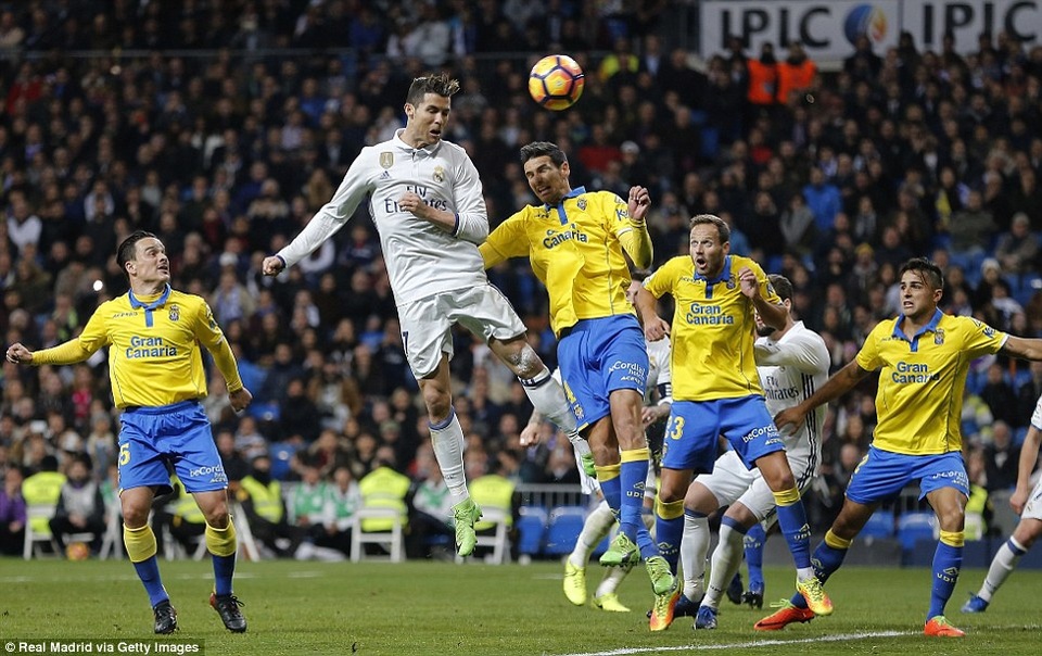 Real Madrid 3-3 Las Palmas: Bale bị đuổi, C.Ronaldo lập cú đúp - 4
Cú đúp của C.Ronaldo giúp Real Madrid giành lại 1 điểm ở Bernabeu