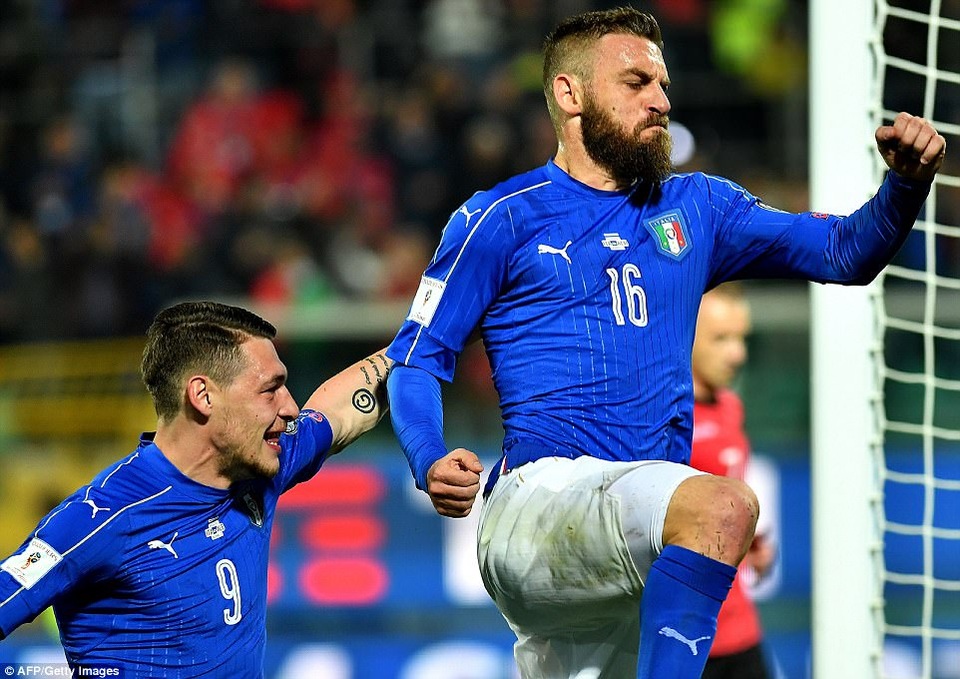 Cổ động viên đốt pháo sáng, suýt phá hỏng trận Italia-Albania - 18 
De Rossi mở tỷ số cho Italia...