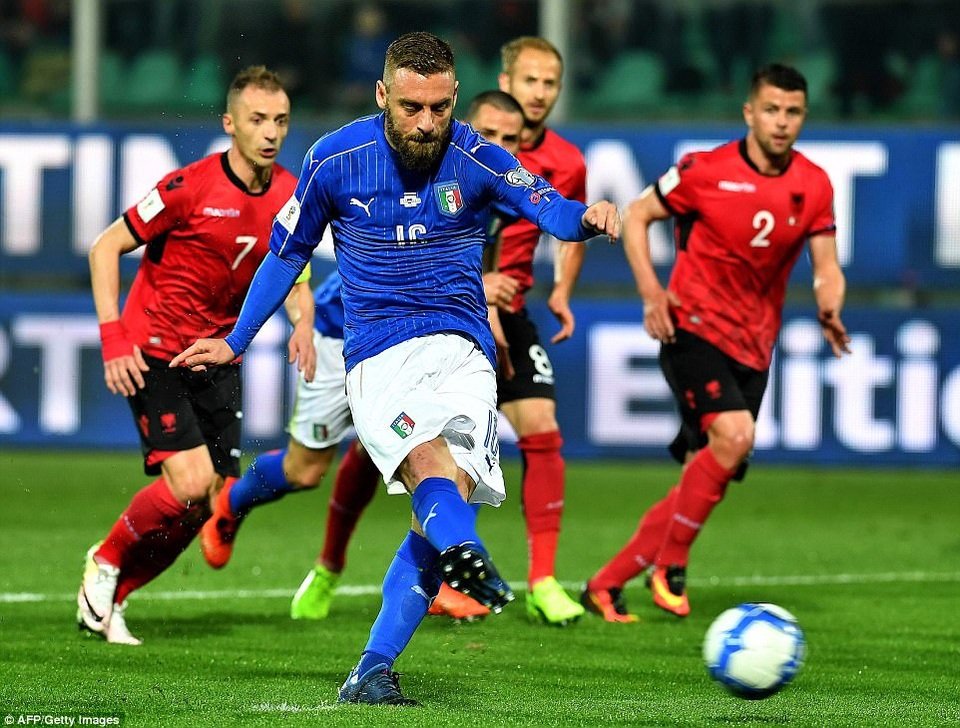 Cổ động viên đốt pháo sáng, suýt phá hỏng trận Italia-Albania - 20 
Italia đang có được 13 điểm/5 trận ở bảng G vòng loại World Cup 2018 khu vực châu Âu