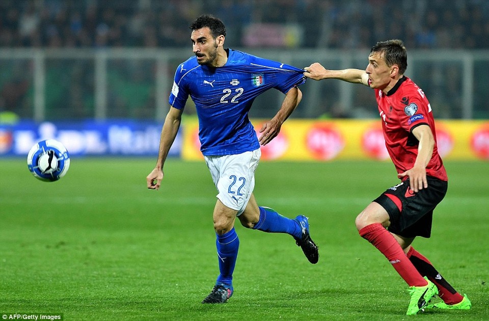 Cổ động viên đốt pháo sáng, suýt phá hỏng trận Italia-Albania - 21 
Auzzurri đứng thứ hai ở bảng G, kém Tây Ban Nha về hiệu số bàn thắng