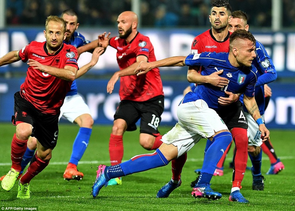 Cổ động viên đốt pháo sáng, suýt phá hỏng trận Italia-Albania - 16 
Italia thắng chung cuộc Albania 2-0 trên sân nhà Berbera (Palmermo)